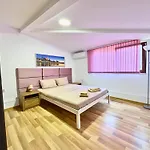 Charm 3 Apartment Warna